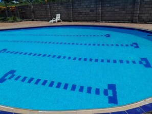 Outdoor pool, pool umbrellas, sun loungers - Sky Beach Hotel (Entebbe)