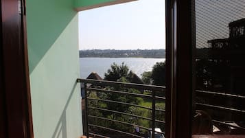 Habitación doble estándar, 1 habitación, para no fumadores, vista al lago | Terraza o patio