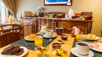 Daily cooked-to-order breakfast (ARS 55000 per person)