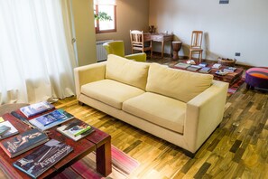 Standard Double Room, 1 Bedroom | Living area