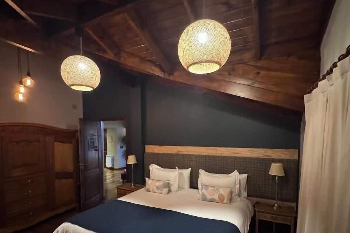 Premium bedding, down comforters, in-room safe, individually decorated