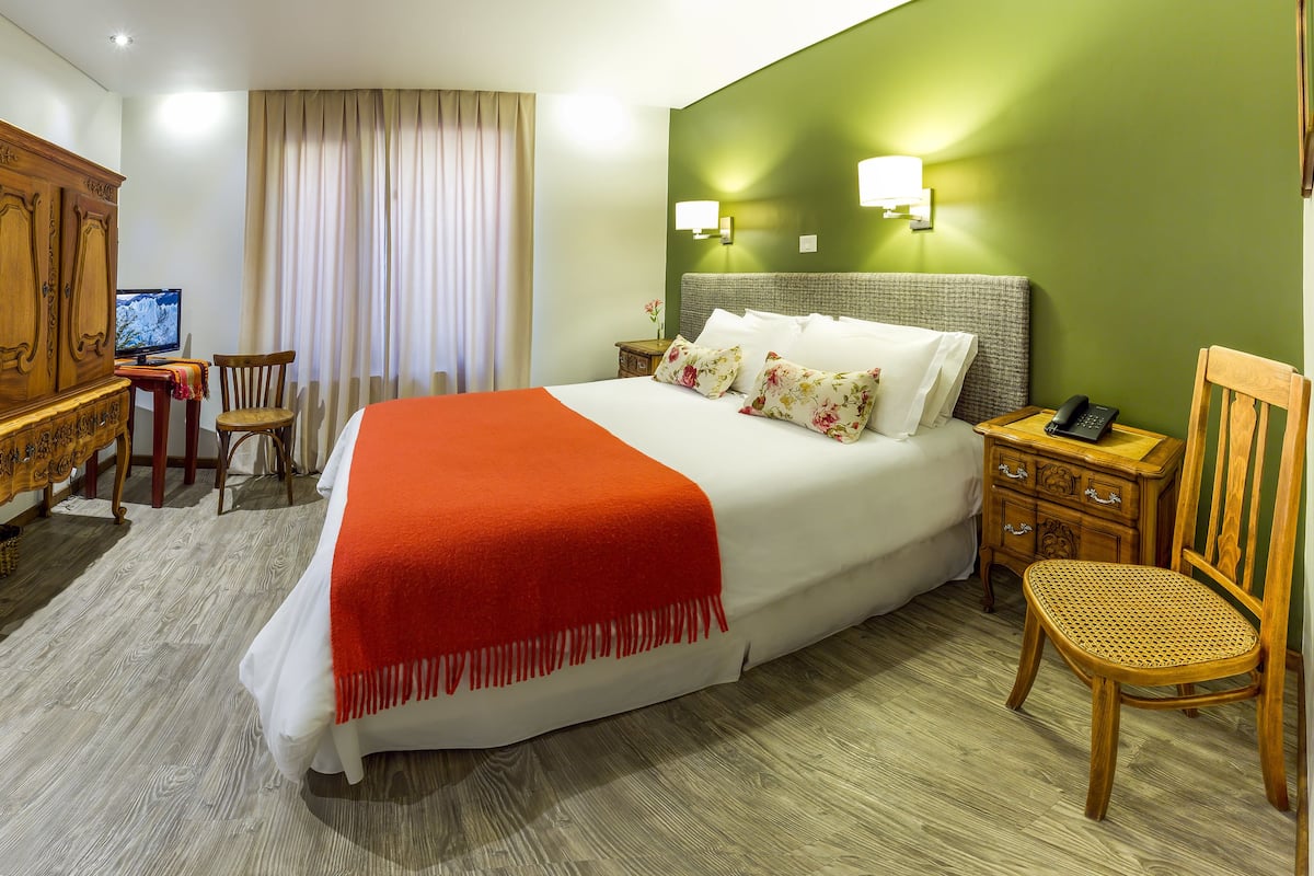 Habitación estándar doble, 1 habitación | Ropa de cama de alta calidad, edredones de plumas, caja fuerte