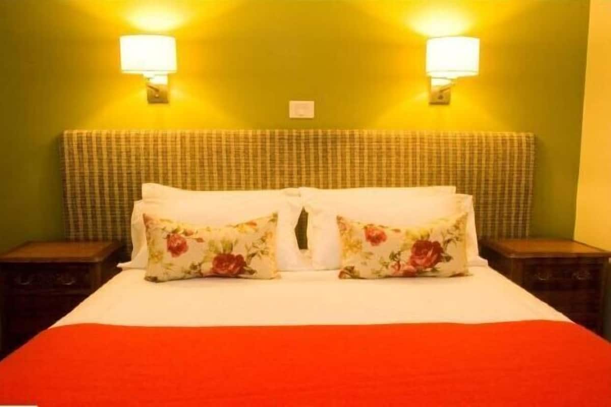 Premium bedding, down comforters, in-room safe, individually decorated