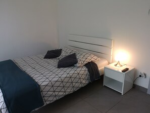 ห้องพักตกแต่งอย่างมีเอกลักษณ์, ตกแต่งพิเศษโดยเฉพาะ, โต๊ะทำงาน