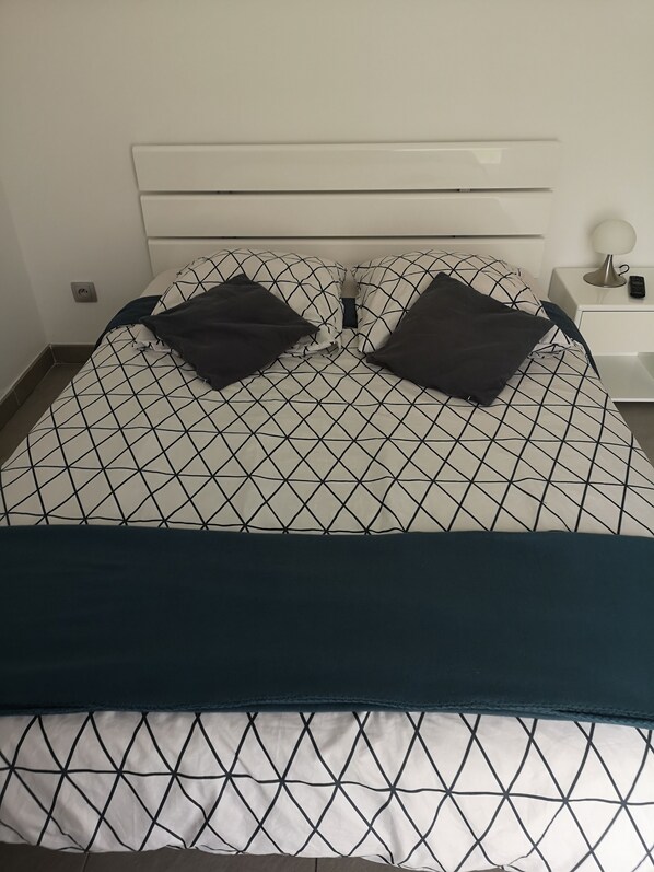 ห้องพักตกแต่งอย่างมีเอกลักษณ์, ตกแต่งพิเศษโดยเฉพาะ, โต๊ะทำงาน