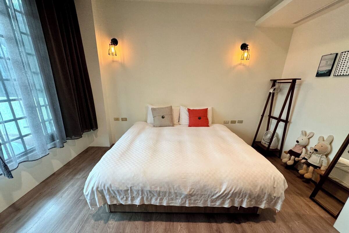 Soundproofing, rollaway beds, free WiFi