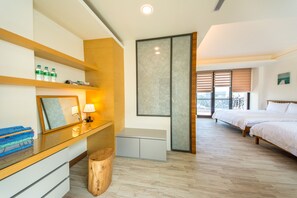 غرفة رباعية بتصميم مميز - سريران كبيران | تجهيزات عازلة للصوت وأسرّة قابلة للطي وواي فاي مجانًا