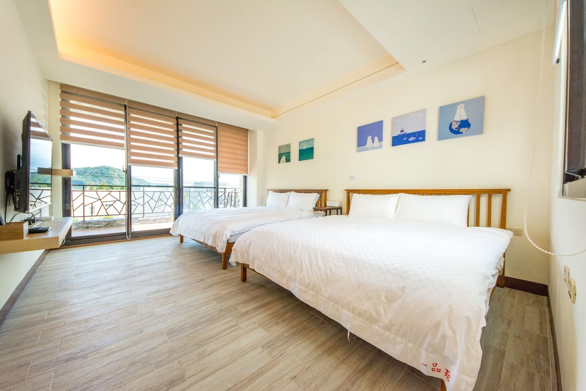 Design Quadruple Room, 2 Queen Beds | 1 bedroom, soundproofing, rollaway beds, free WiFi