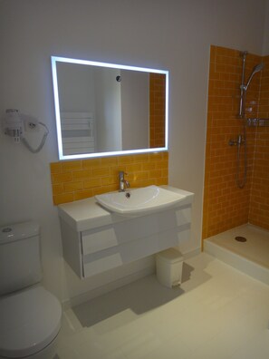 Shower, towels - Les Terres de Saint Hilaire (Ollieres)