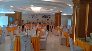 Breakfast, lunch and dinner served - Hotel Htein Thar Taunggyi (Taunggyi)