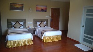 Quarto superior | Cofres nos quartos, escrivaninha, cortinas blackout