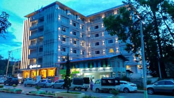 Mặt tiền nơi lưu trú - ban đêm