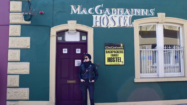 Een gebouw met het bord 'MacGabhain's Hostel', wat aangeeft dat het een hostel is.