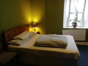 In-room safe, free WiFi - MacGabhainn's Backpacker Hostel (Kilkenny)