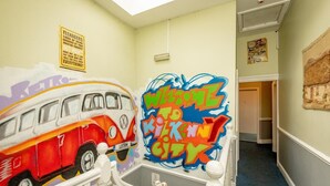 Een trap met een kleurrijke bus en graffiti op de muren.