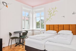 Triple Room with Shared Bathroom and Hot Tub Access | Sängtillbehör av högsta kvalitet, mörkläggningsgardiner och resesäng