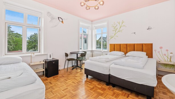 Triple Room with Shared Bathroom and Hot Tub Access | Ropa de cama de alta calidad, cortinas opacas, cuna de viaje