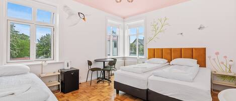 Triple Room with Shared Bathroom and Hot Tub Access | Roupas de cama premium, cortinas blackout, berço de viagem