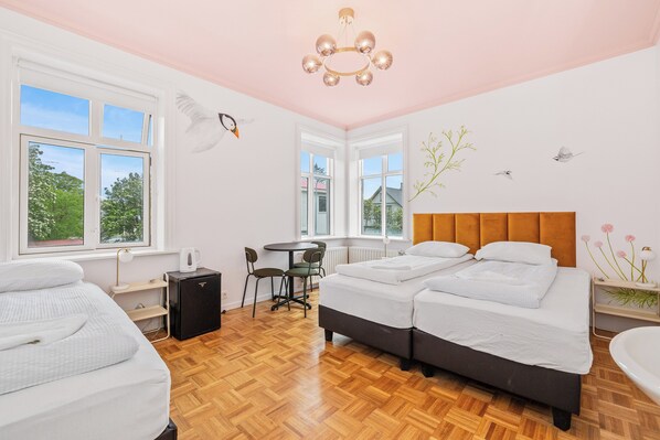 Triple Room with Shared Bathroom and Hot Tub Access