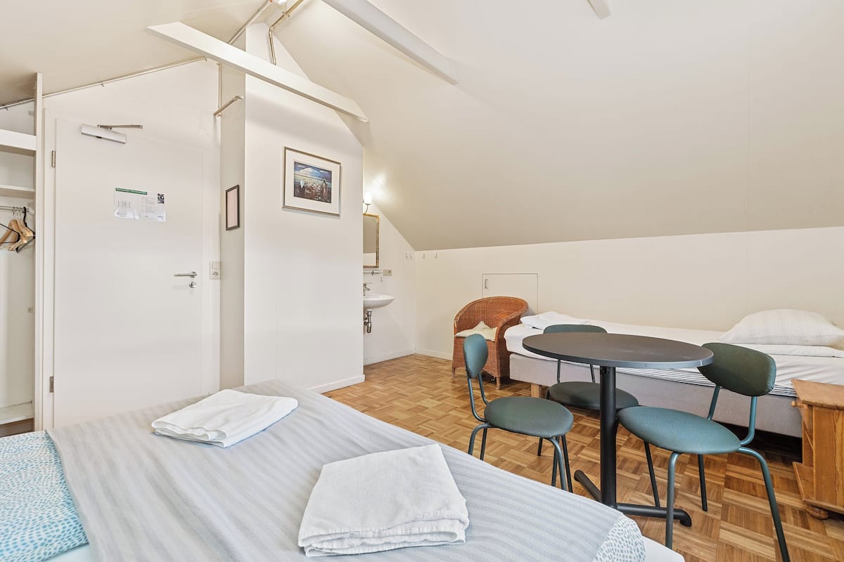 Triple Room with Shared Bathroom and Hot Tub Access
