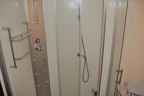 Shower, free toiletries, hair dryer, towels - Hotel Finkenberg (Blankenheim)