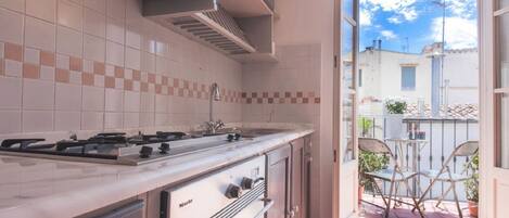 Réfrigérateur, four, plaque de cuisson