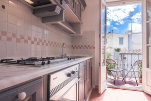 Réfrigérateur, four, plaque de cuisson