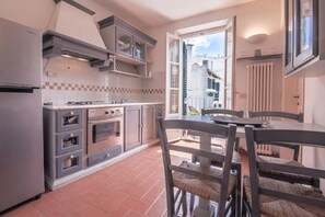 Frigorifero, forno, piano cottura, pentole/stoviglie/utensili