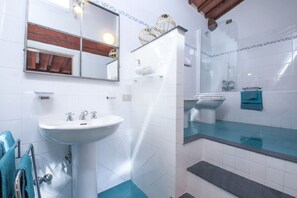 Badewanne, Haartrockner, Handtücher
