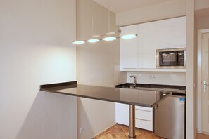 Een koelkast, een magnetron, een koffiezetapparaat/waterkoker