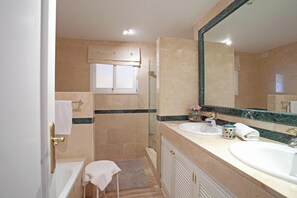 Bathroom - Large two bedroom apartment Elviria (Marbella)