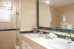 Bathtub, towels - Luxury apartment Hacienda Elviria, Marbella (Marbella)