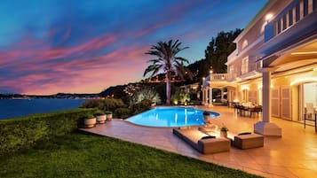 Outdoor pool, a heated pool