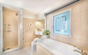 Tina con regadera, amenidades de baño ecológicas, secadora de cabello 