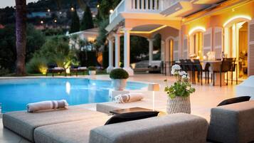 Een buitenzwembad en een verwarmd zwembad