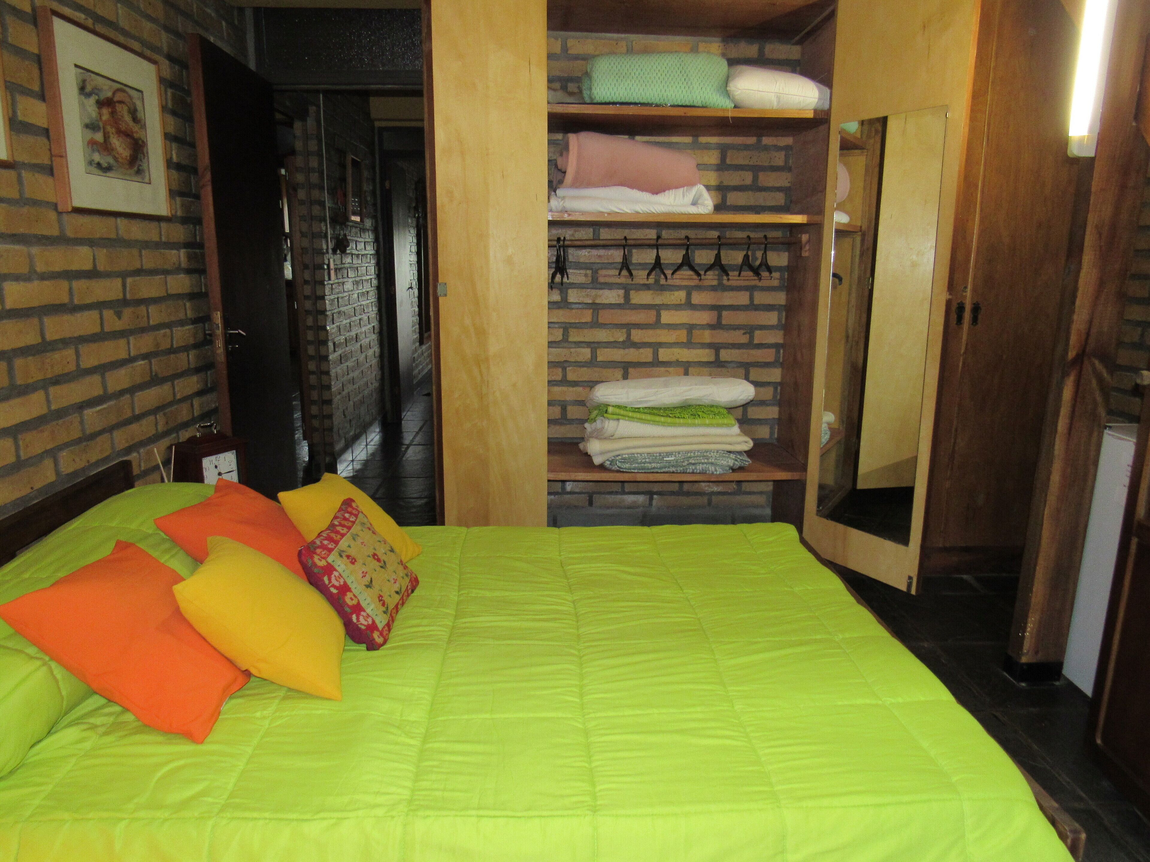 1 habitación, tabla de planchar con plancha y acceso a internet 