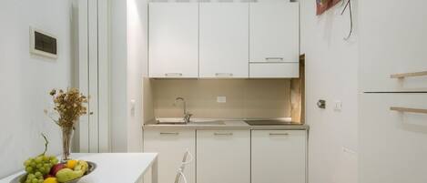 Jääkaappi, mikroaaltouuni, uuni, liesi