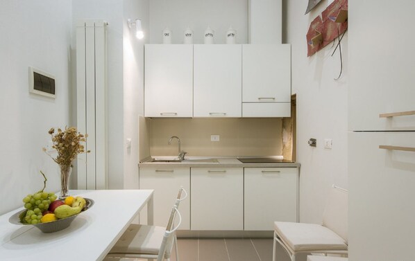 Køleskab, mikrobølgeovn, ovn, kogeplade