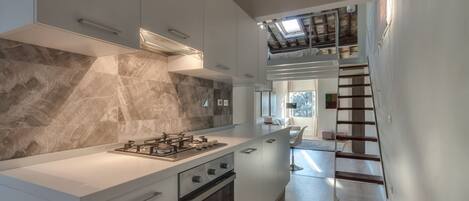 Køleskab, mikrobølgeovn, opvaskemaskine, kaffe-/temaskine