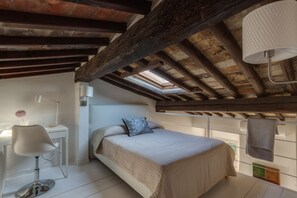 1 habitación, tabla de planchar con plancha, wifi y ropa de cama