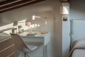 1 slaapkamer, een strijkplank/strijkijzer, wifi, beddengoed