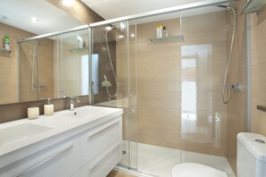 Een douche, een haardroger, handdoeken