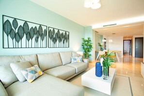 TV - Modern Three bed ground floor apartment La Mairena (Ojen)