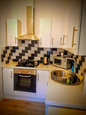 ثلاجة، ميكروويف، مس تلزمات طهي/أطباق/أوعية