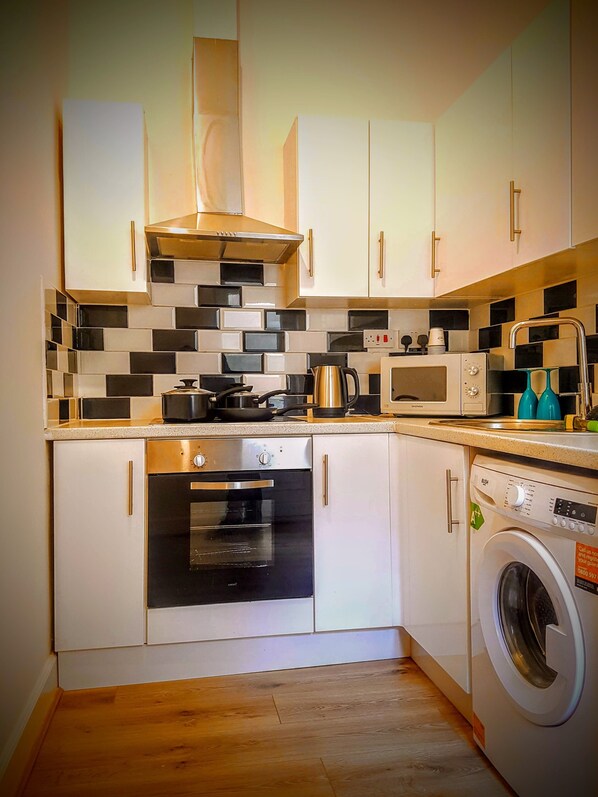 ثلاجة، ميكروويف، مستلزمات طهي/أطباق/أوعية