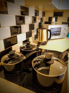 ثلاجة، ميكروويف، مستلزمات طهي/أطباق/أوعية