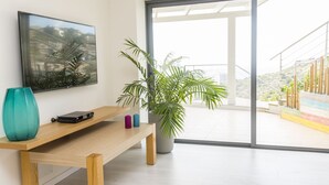 Desk, soundproofing, iron/ironing board, WiFi (free) - ESHKOL HOUSING – WALLENBERG Luxury COMPLEX (Haifa)