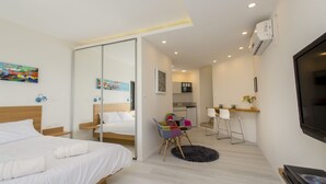 Desk, soundproofing, iron/ironing board, WiFi (free) - ESHKOL HOUSING – WALLENBERG Luxury COMPLEX (Haifa)