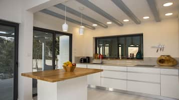 Apartamento superluxo, no piso térreo | Escrivaninha, quartos à prova de som, ferros/tábuas de passar roupa