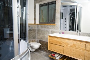 Apartamento superluxo, no piso térreo | Escrivaninha, quartos à prova de som, ferros/tábuas de passar roupa